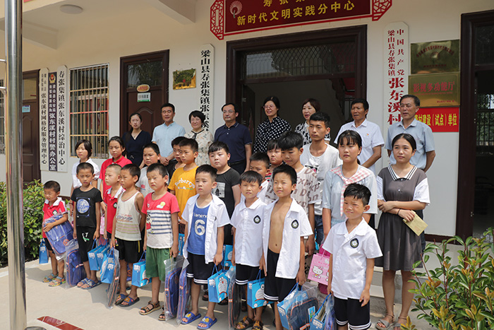 关爱贫困学生，爱心捐赠活动