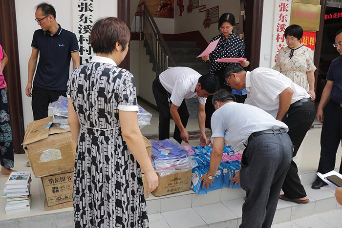 关爱贫困学生，爱心捐赠活动
