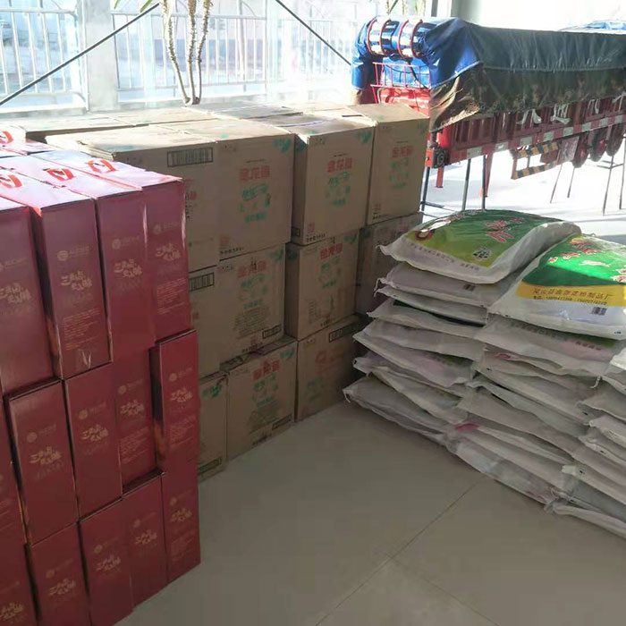 关爱贫困家庭，节日慰问活动